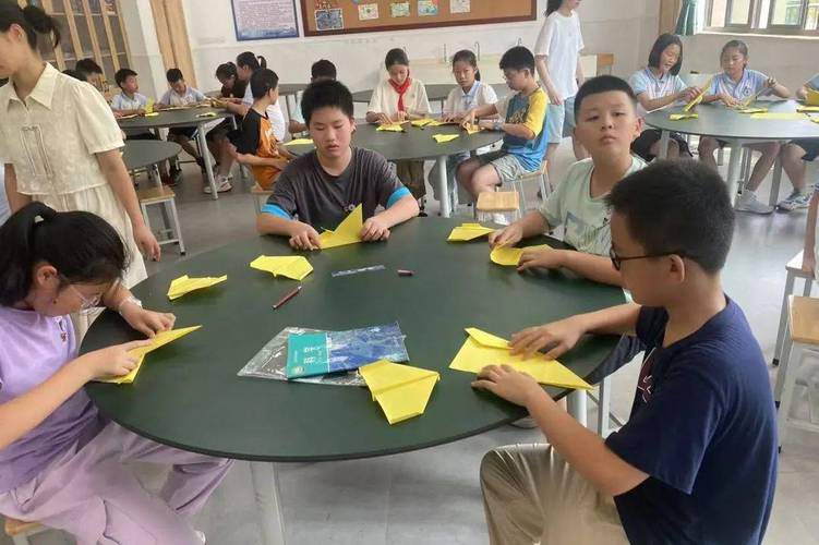 小学生纸飞机比赛,小学生纸飞机比赛视频